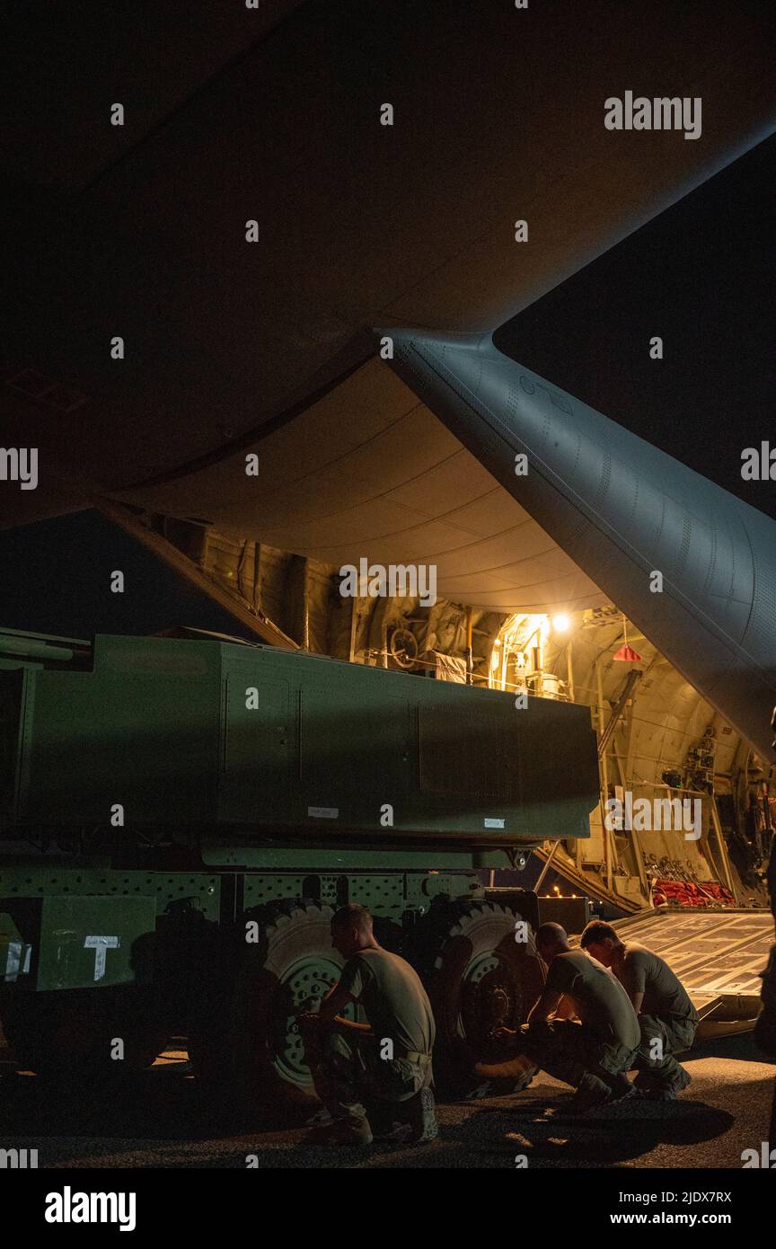 Des aviateurs américains de l'aile expéditionnaire aérienne 386th et des soldats américains dégonflent les pneus d'un système de fusée d'artillerie à haute mobilité avant du déplacer sur un C-130J Super Hercules affecté au 41st Escadron de transport aérien de la base aérienne Ali Al Salem, au Koweït (7 juin 2022). L'AES de 41st transporte du fret vers des régions situées autour de la zone de responsabilité du Commandement central des États-Unis à l'appui de l'opération résolution inhérente. (É.-U. Photo de la Force aérienne par le premier Airman Natalie Filzen) Banque D'Images