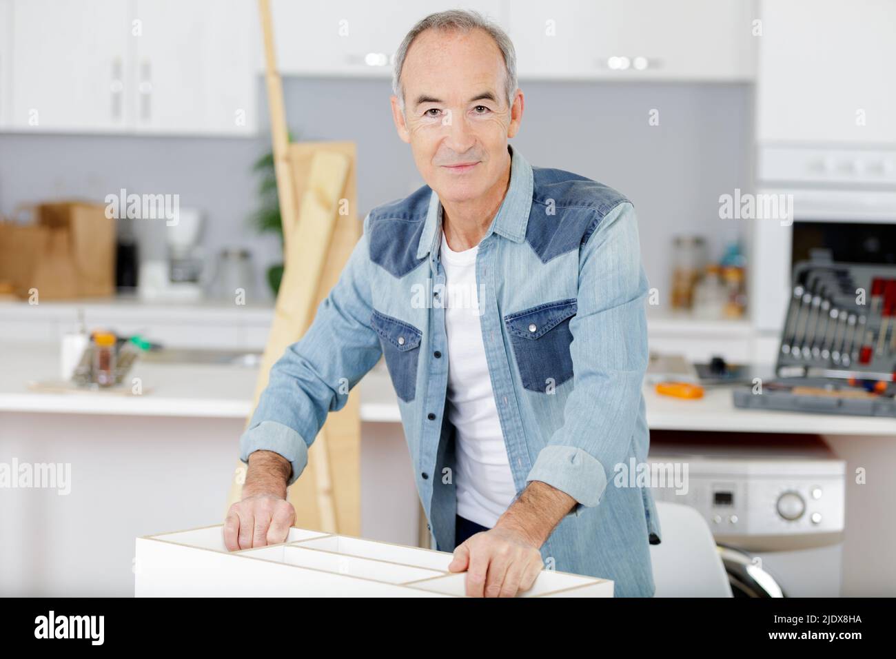 Man de l'assemblage de meubles kit. Banque D'Images