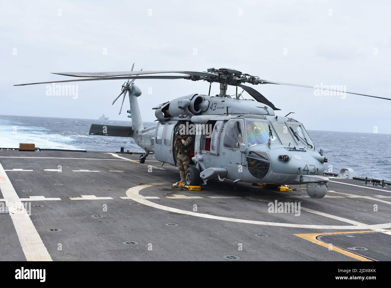 220615-N-N3764-1004 AIRCREWMAN (hélicoptère) naval DE LA MER DES CARAÏBES (15 juin 2022) 1st la cellule Benjamin de classe, affectée à l'Escadron de combat de la mer (HSC) 28, effectue un contrôle en amont du treuil de levage sur un hélicoptère MH-60s Sea Hawk pendant les trimestres de vol à bord du navire de combat littoral Freedom-variant USS Billings (LCS 15), À l'appui de l'exercice Caraibes 2022, 15 juin 2022. Caraibes 2022 est un exercice d'entraînement commun, combiné et mené par les Français dans les Caraïbes, qui implique des ressources navales, aériennes et terrestres. Cet exercice multinational vise à promouvoir la coopération entre les forces régionales et les thei Banque D'Images