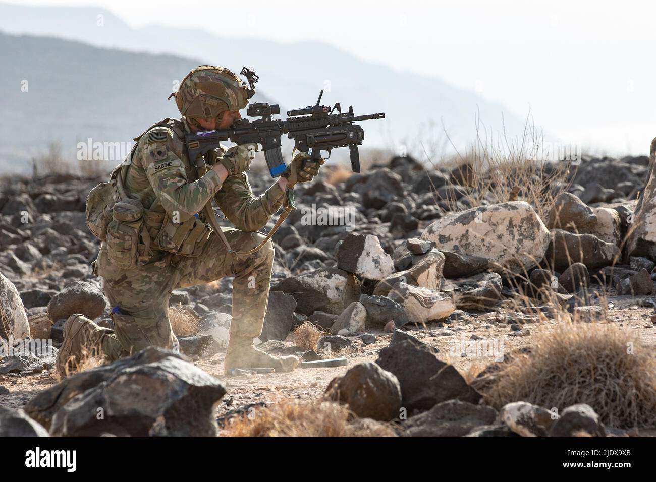 Les soldats de la Garde nationale de l'armée du Kentucky des États-Unis affectés à la Force opérationnelle Red Dragon, Force opérationnelle interarmées combinée - Corne de l'Afrique (CJTF-HOA), effectuent un exercice d'escouade en direct à Djibouti au complexe de la zone d'Arta, à Djibouti, au 8 juin 2022. Le CJTF-HOA, qui opère à partir du Camp Lemonnier, à Djibouti, est un quartier général opérationnel dynamique, qui soutient des missions visant à contrer les organisations extrémistes violentes, à réagir aux crises et à renforcer la stabilité en Afrique de l'est. (É.-U. Photo de la Garde nationale de l'armée par le sergent d'état-major. Jeff Clements) Banque D'Images