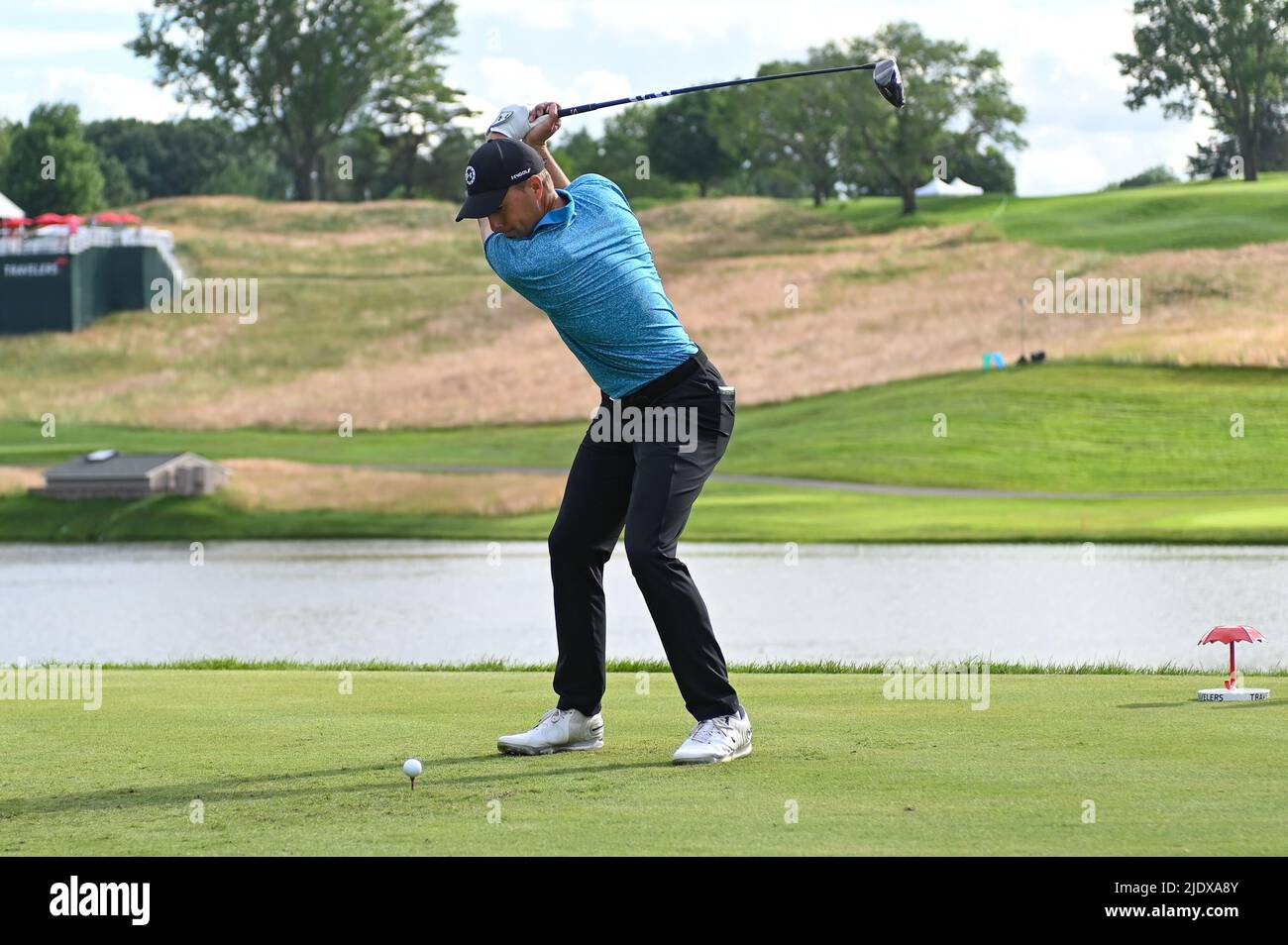 Jeudi 23 juin 2022: Jordan Spieth son tee-shirt tiré sur le trou numéro 18 lors de la première ronde du championnat de golf Travelers à TPC River Highlands à Cromwell, Connecticut. Gregory Vasil/CSM Banque D'Images