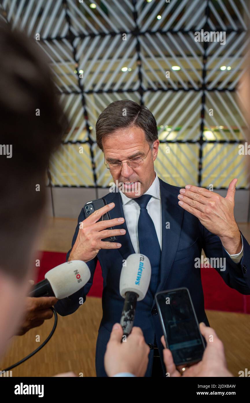 2022-06-24 00:31:51 BRUXELLES - le Premier ministre des pays-Bas, Mark Rutte, s'adresse à la presse après le premier jour d'un sommet européen sur, entre autres, les membres candidats de l'Ukraine, de la Moldavie et de la Géorgie. Le sommet se concentrera sur la coopération entre l'Union européenne et les Balkans occidentaux. ANP JONAS ROOSENS pays-bas hors - belgique hors Banque D'Images