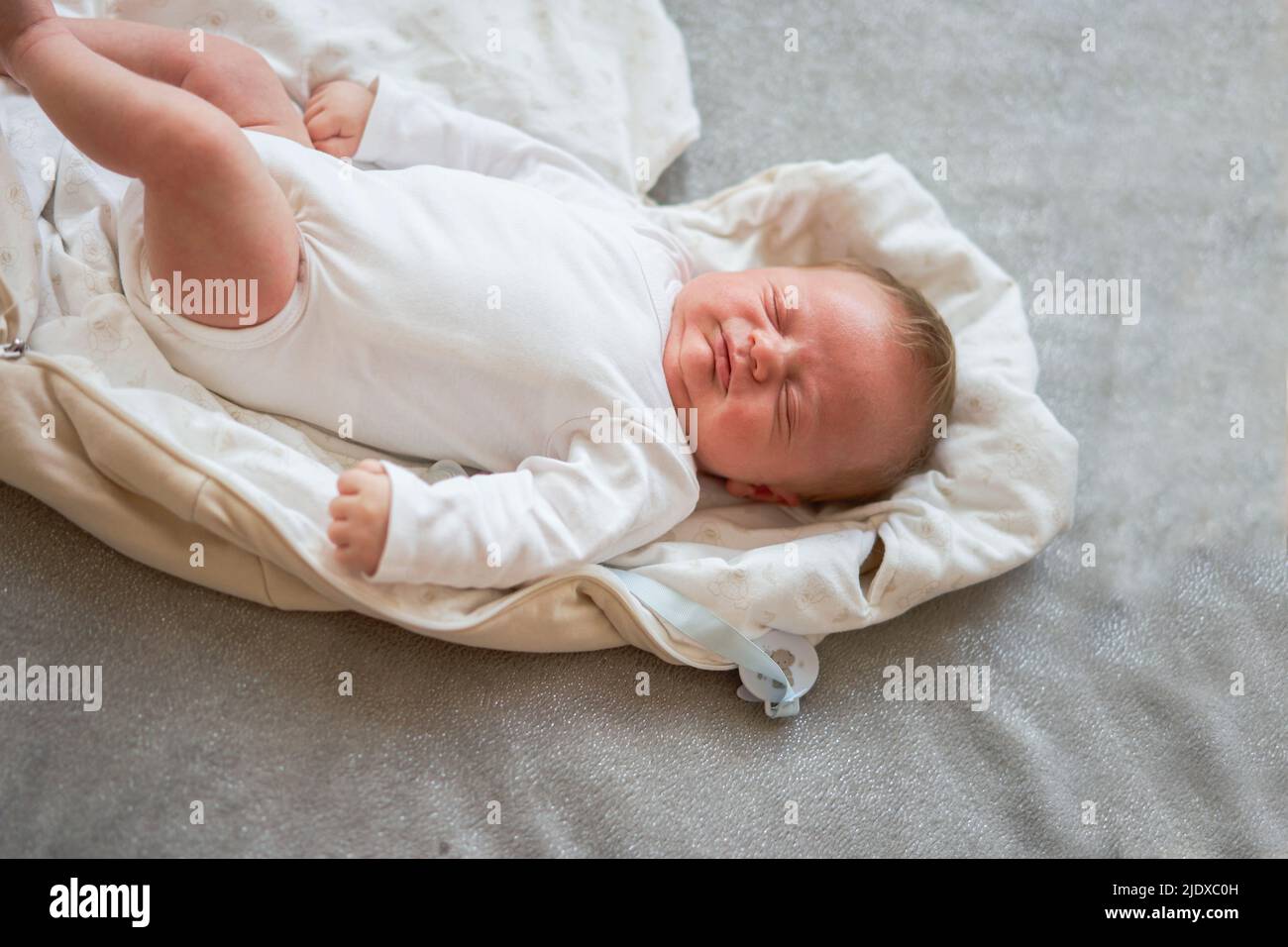 Baby Boy sleeping on bed at home Banque D'Images