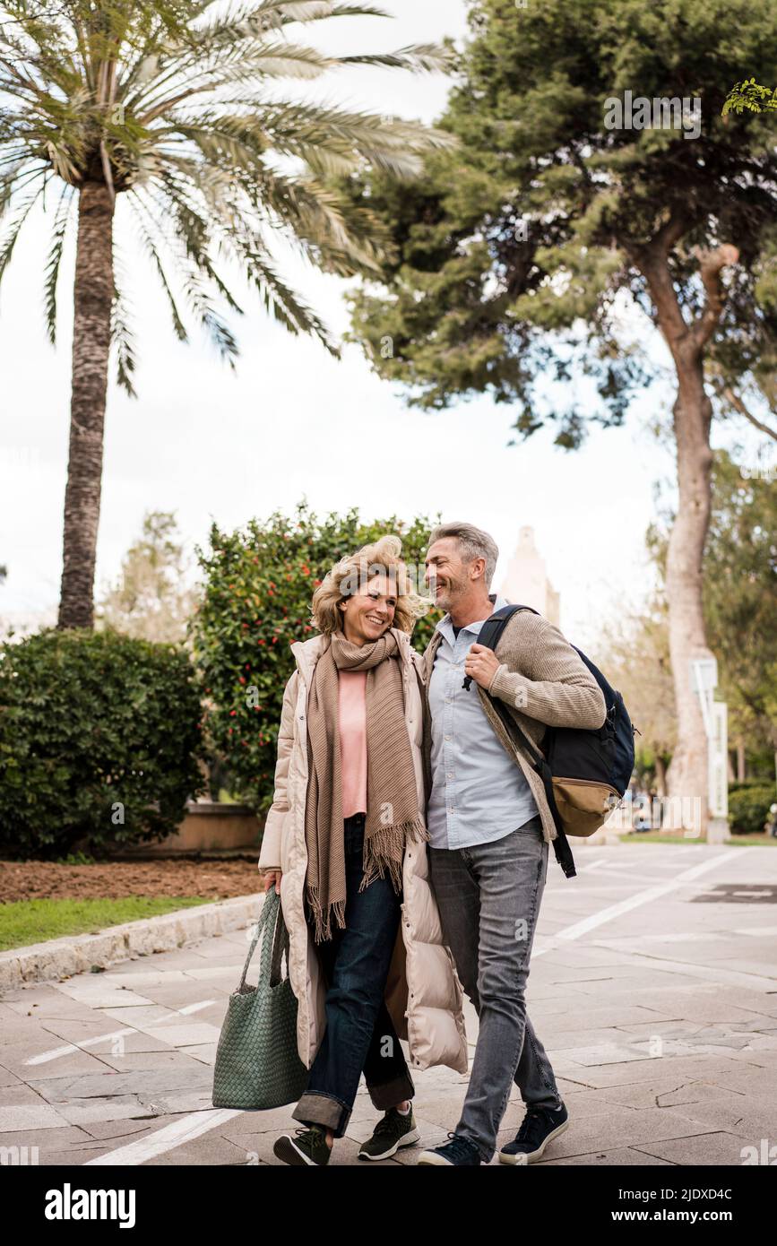 Touristes matures heureux avec sac à dos dans le parc Banque D'Images