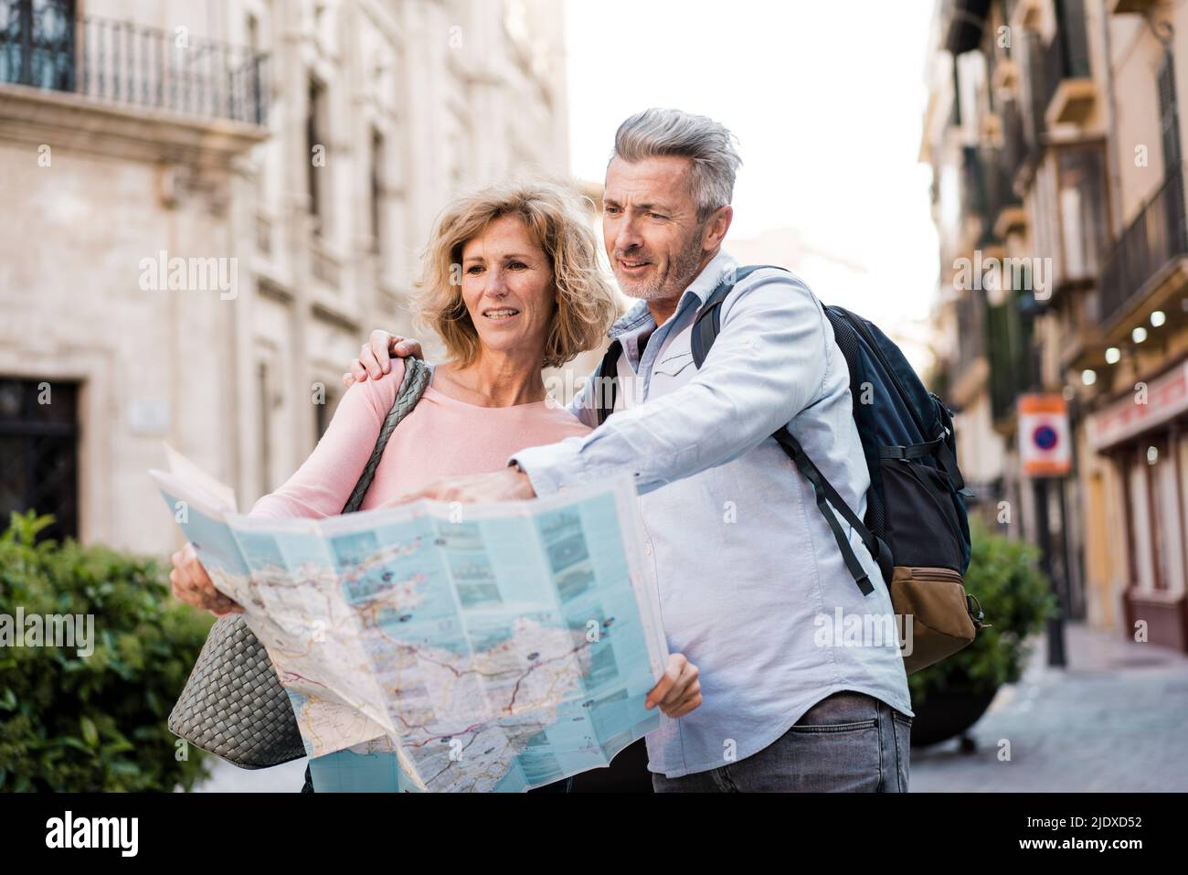 Les touristes matures examinant la carte dans la ville en vacances Banque D'Images