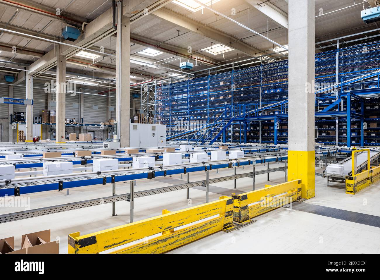 Boîtes en carton sur le tapis transporteur dans l'entrepôt Banque D'Images