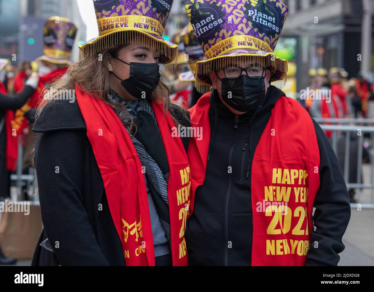 NEW YORK, New York – 31 décembre 2021 : les fêtards de la Saint-Sylvestre arrivent à un point d'observation de Times Square. Banque D'Images