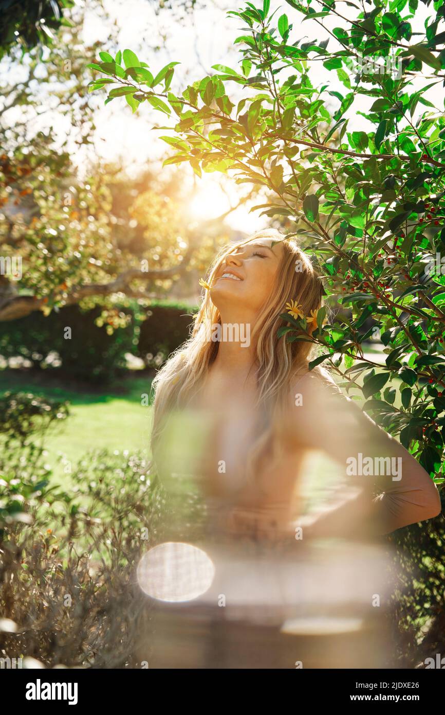 Bonne femme mûre profitant de la journée ensoleillée au parc Banque D'Images