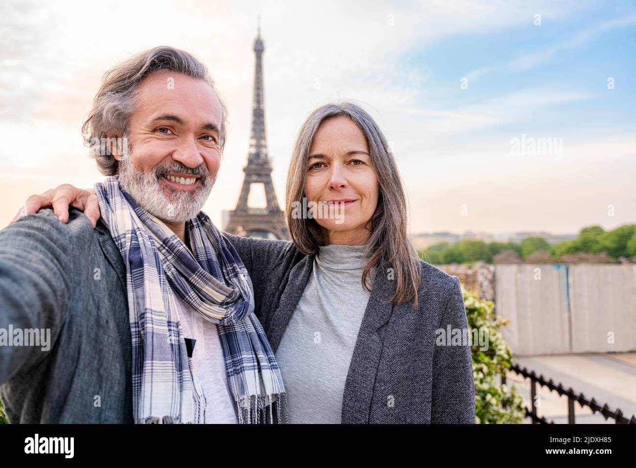 Heureux homme prenant le selfie avec une femme en face de la Tour Eiffel, Paris, France Banque D'Images