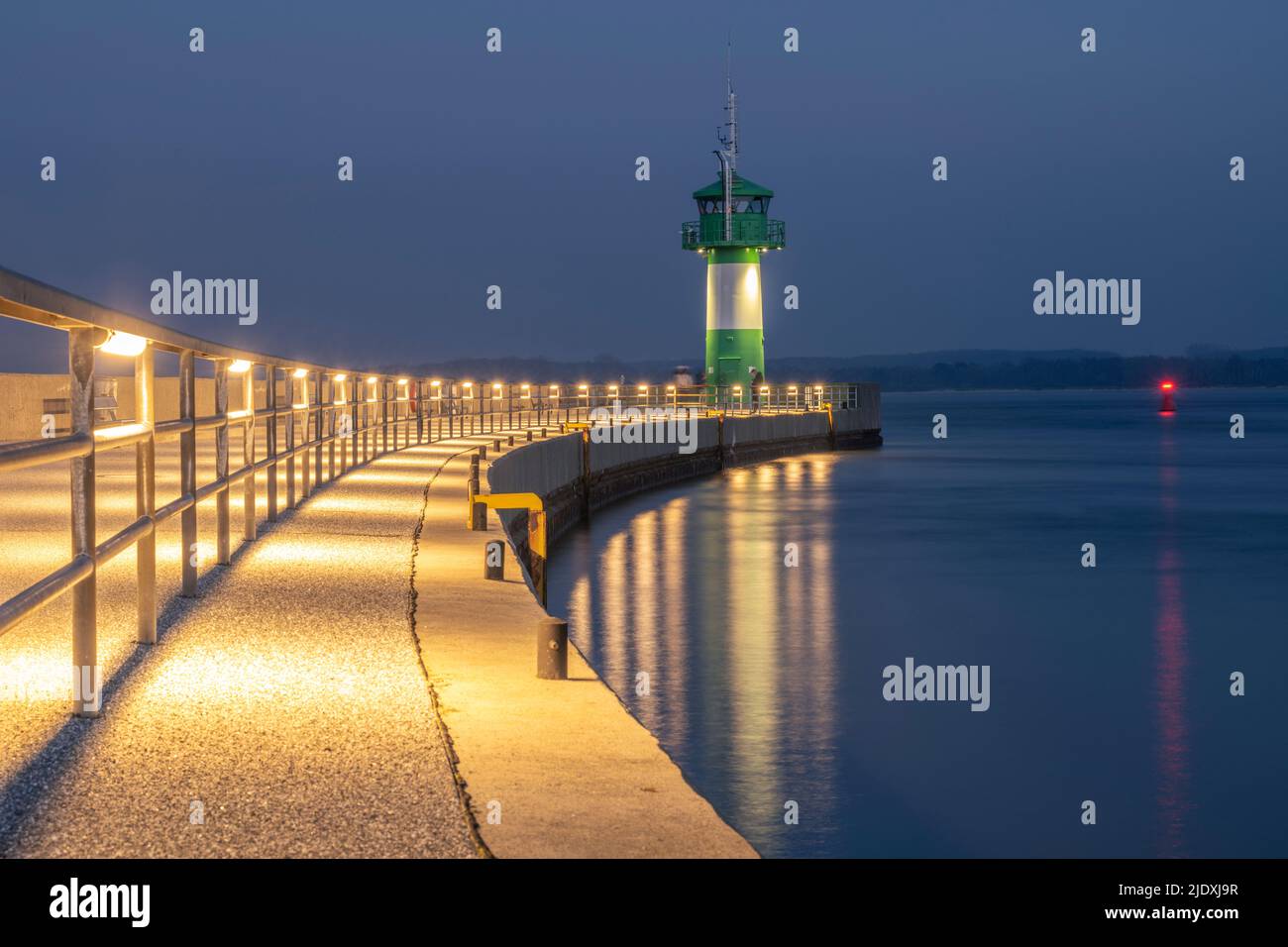 Allemagne, Schleswig-Holstein, Lubeck, phare de travail la nuit Banque D'Images