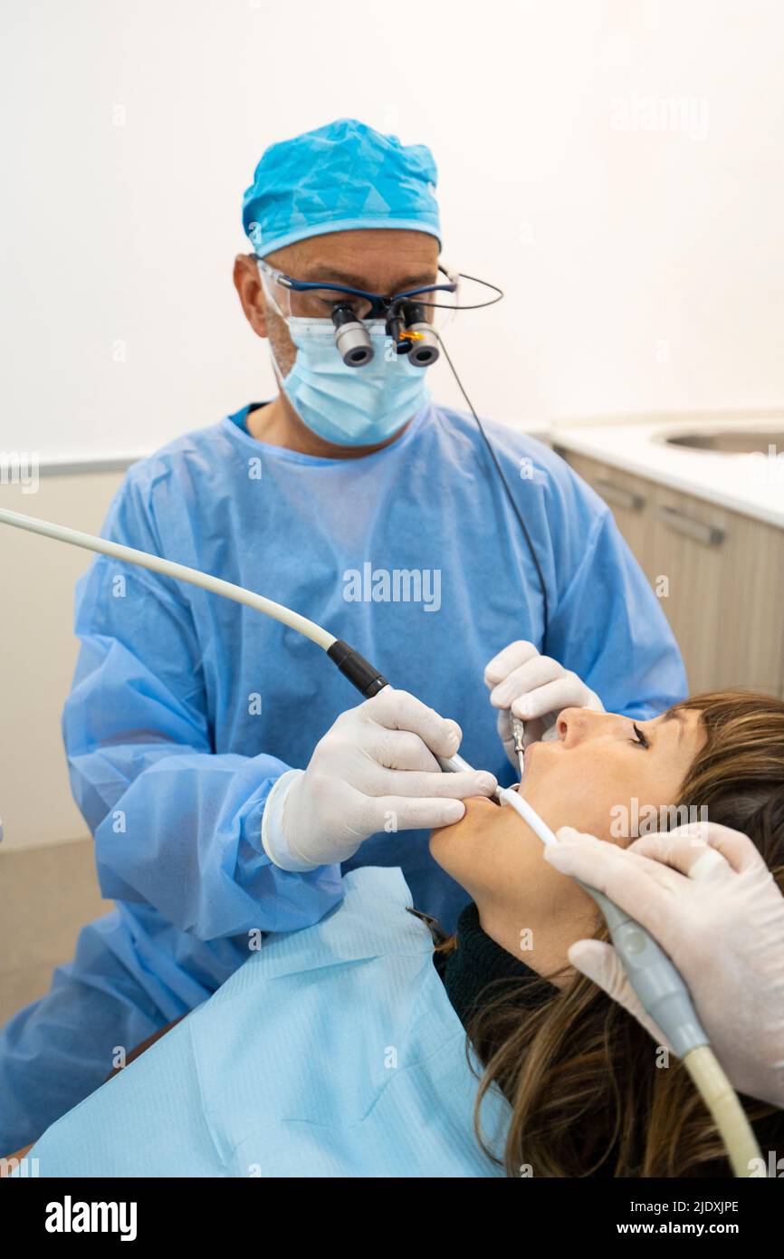 Dentistes analysant le patient à la clinique Banque D'Images