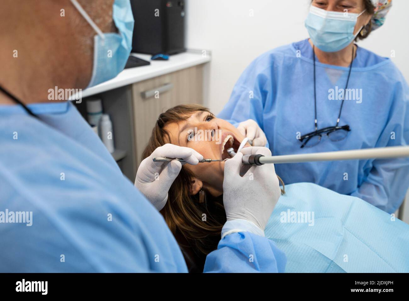 Dentistes examinant le patient à la clinique Banque D'Images