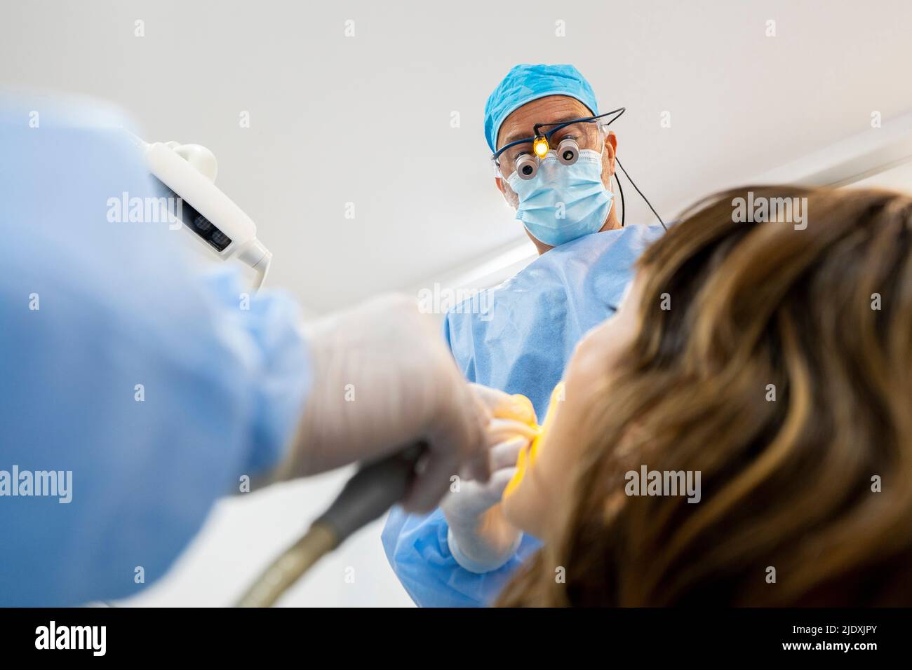 Dentiste avec infirmière traitant le patient à la clinique Banque D'Images