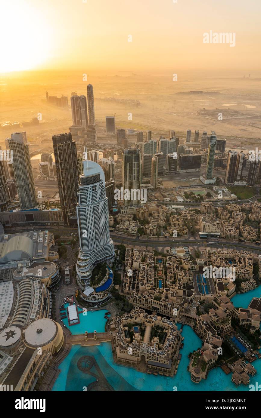 Emirats Arabes Unis, Dubaï, le lac Burj Khalifa et les gratte-ciels environnants au lever du soleil fané Banque D'Images