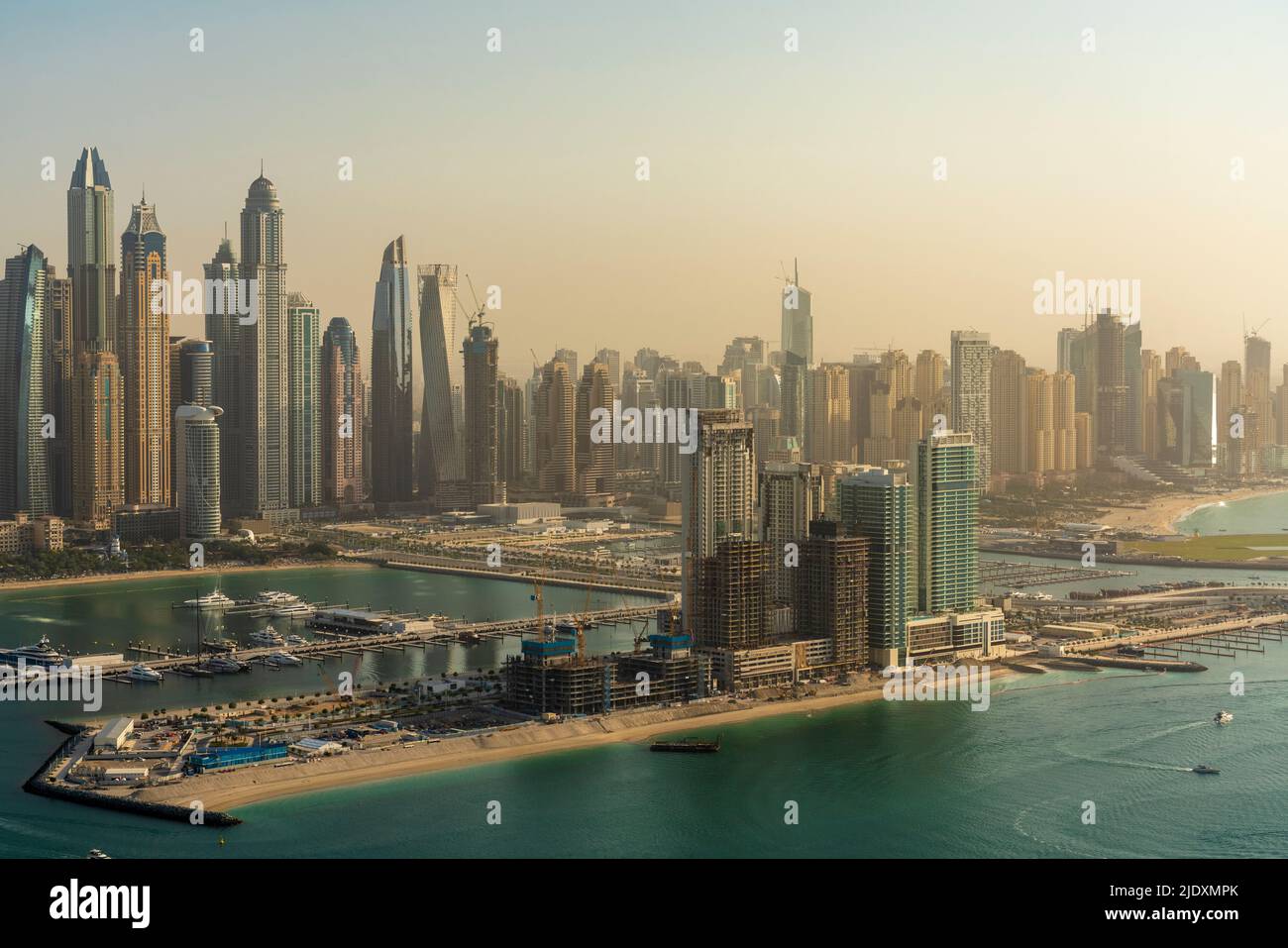 Emirats Arabes Unis, Dubaï, vue sur la ville côtière au crépuscule Banque D'Images