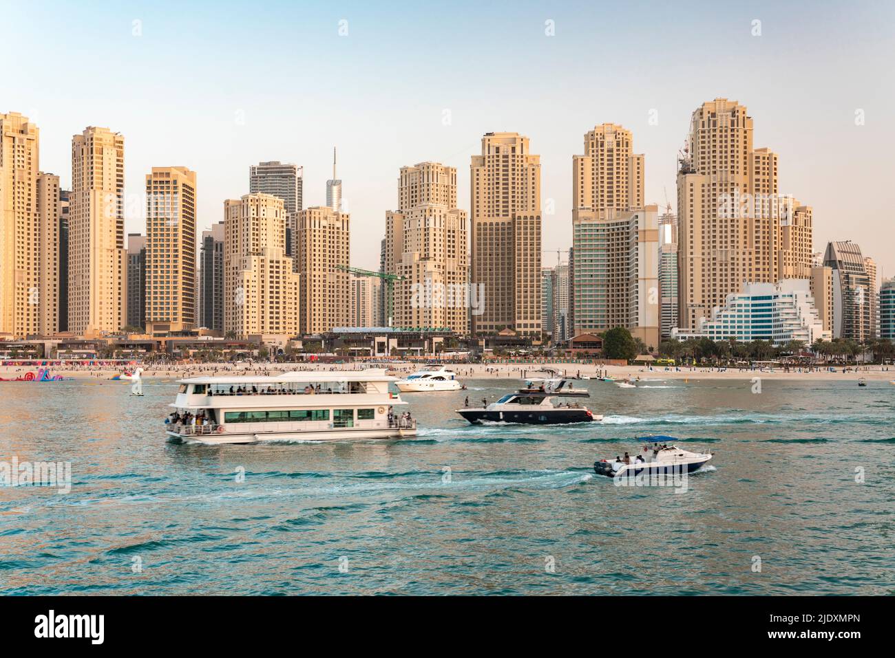 Emirats Arabes Unis, Dubai, Skyline d'appartements côtiers avec bateaux en premier plan Banque D'Images