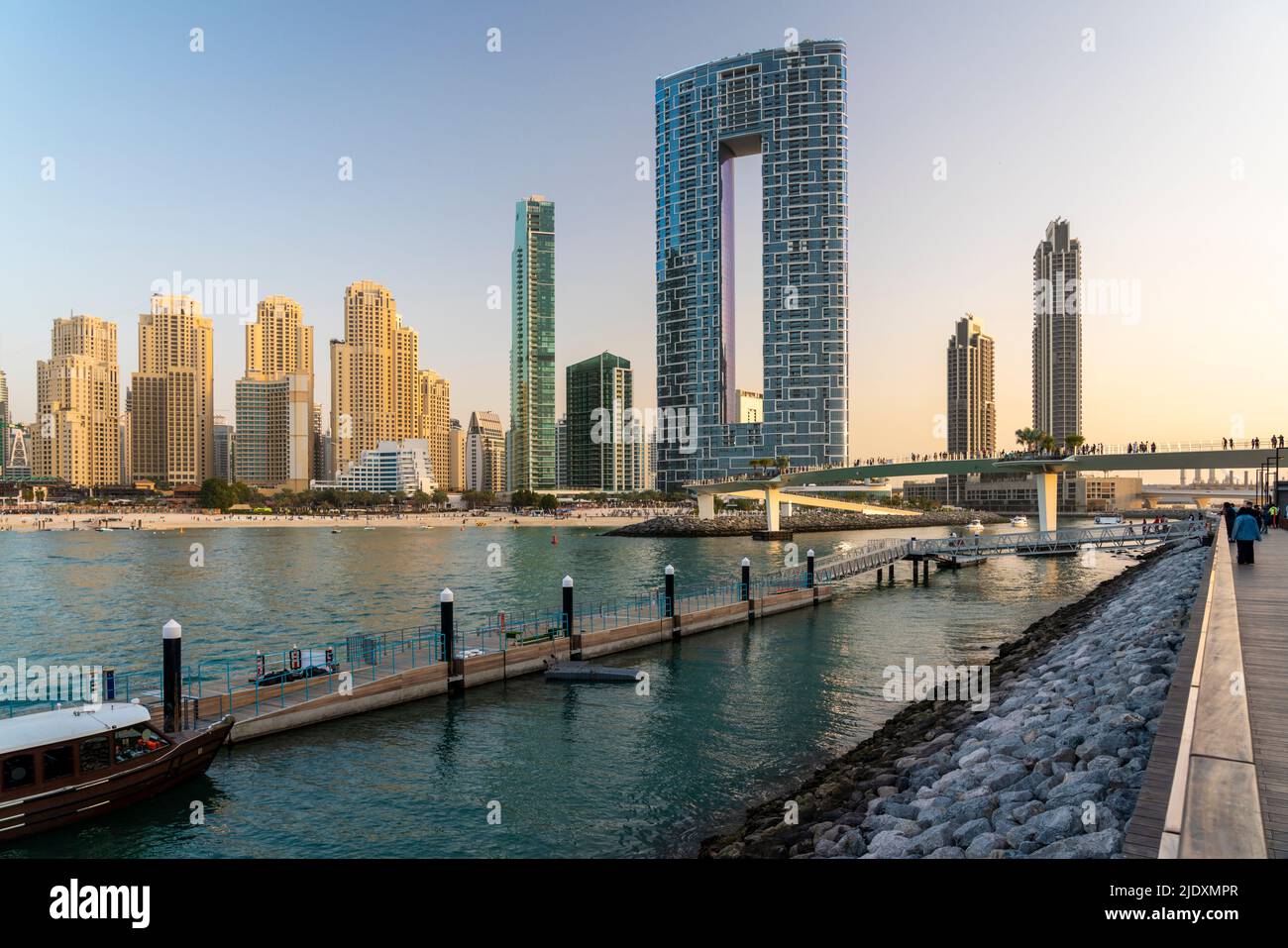 Emirats Arabes Unis, Dubai, Dubai Marina avec jetée en premier plan et hôtel de luxe en arrière-plan Banque D'Images
