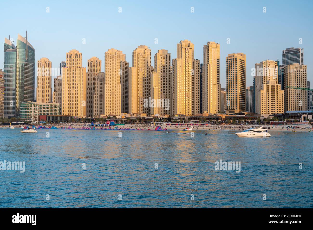 Emirats Arabes Unis, Dubaï, Skyline des appartements côtiers Banque D'Images