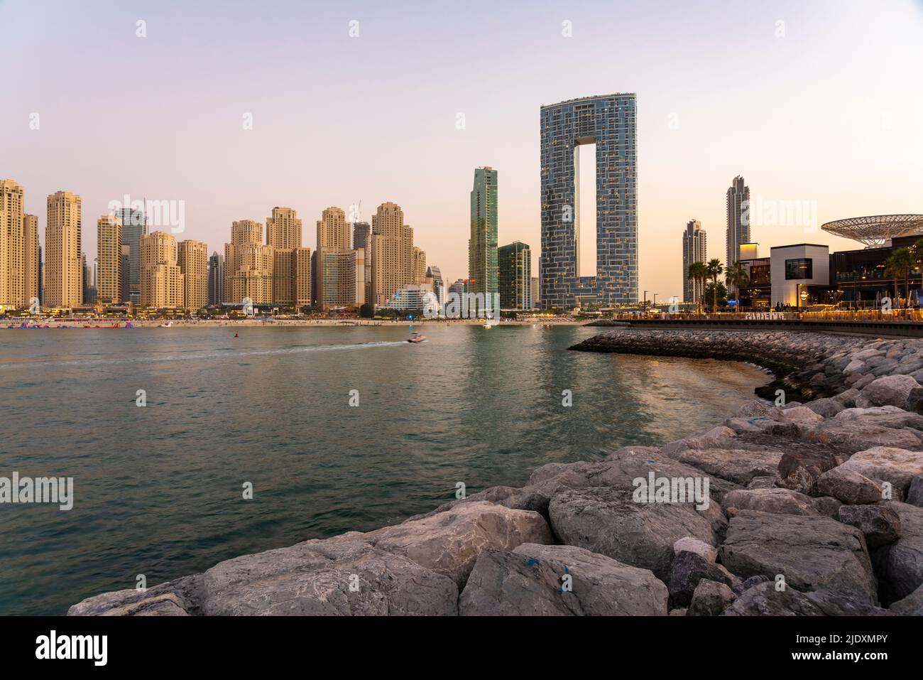 Emirats Arabes Unis, Dubaï, Skyline des appartements et hôtels côtiers au crépuscule Banque D'Images