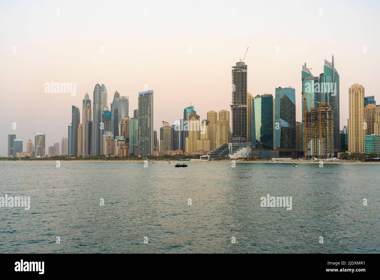 Emirats Arabes Unis, Dubaï, Skyline des appartements côtiers Banque D'Images