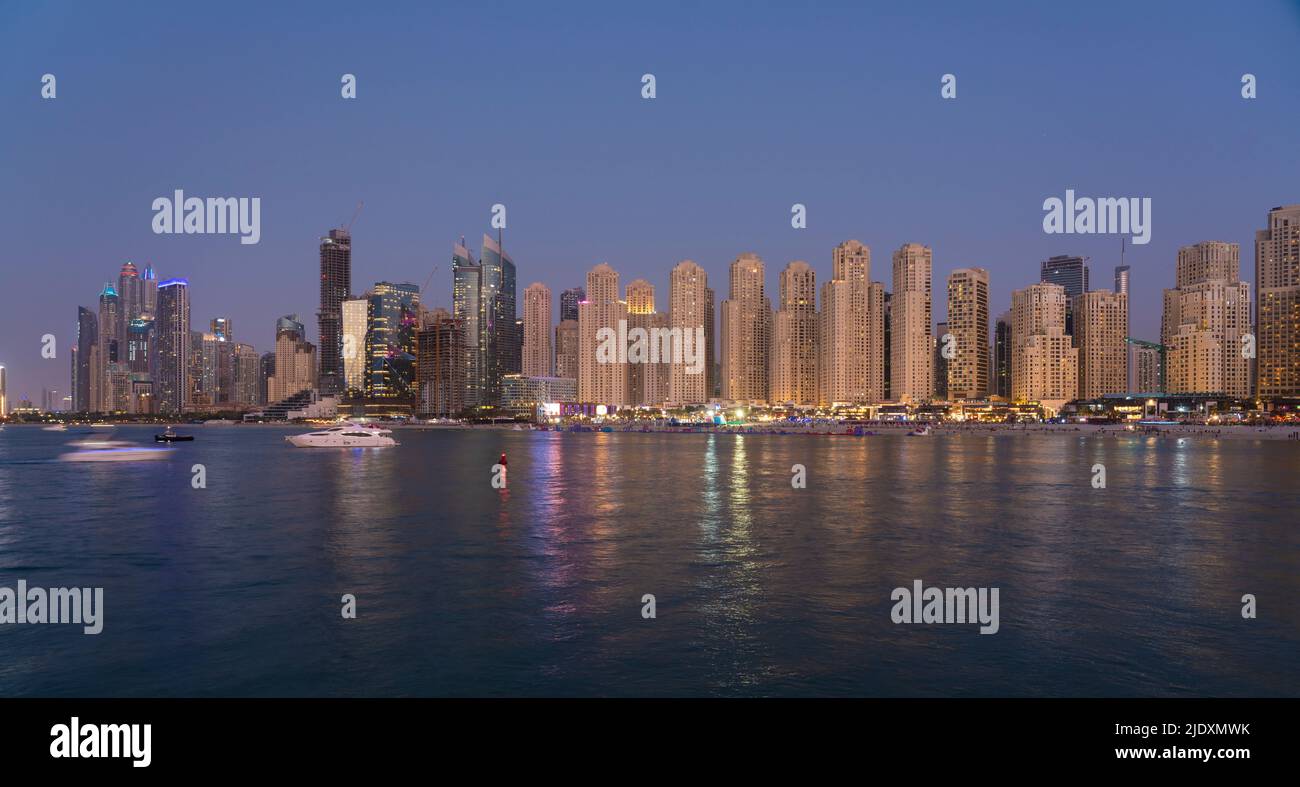 Emirats Arabes Unis, Dubaï, Skyline des appartements côtiers au crépuscule Banque D'Images