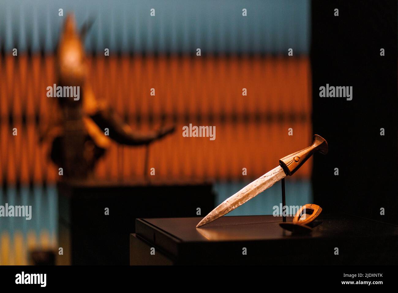 Freiburg im Breisgau, Allemagne. 23rd juin 2022. Un poignard (fin du 19th siècle/début du 20th siècle : Ovambo, Nkurkurenkuru/Namibie du Nord, ancienne Afrique du Sud-Ouest allemande) se dresse sur une stèle à l'approche de l'ouverture de l'exposition. Dans l'exposition "Freiburg et colonialisme: Hier? Aujourd'hui !', l'Augustinermuseum de Fribourg fera la lumière sur l'histoire coloniale, les connexions de ceux-ci à Fribourg et leurs effets à ce jour, à partir du 6/25/22. Credit: Philipp von Ditfurth/dpa/Alay Live News Banque D'Images