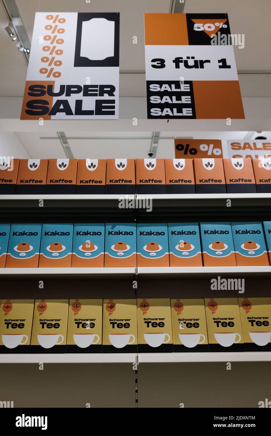 Freiburg im Breisgau, Allemagne. 23rd juin 2022. L'emballage vide des biens coloniaux est à l'approche de l'ouverture de l'exposition à l'Augustinermuseum. Dans l'exposition "Freiburg et colonialisme: Hier? Aujourd'hui !', l'Augustinermuseum de Fribourg fera la lumière sur l'histoire coloniale, les connexions de ceux-ci à Fribourg et leurs effets à ce jour, à partir du 6/25/22. Credit: Philipp von Ditfurth/dpa/Alay Live News Banque D'Images