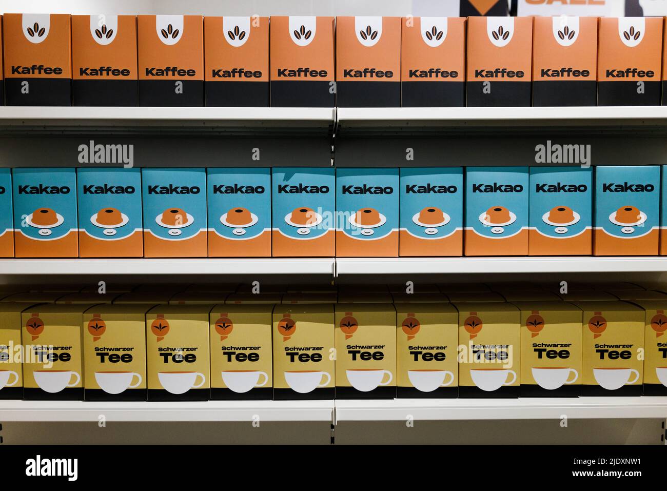 Freiburg im Breisgau, Allemagne. 23rd juin 2022. L'emballage vide des biens coloniaux est à l'approche de l'ouverture de l'exposition à l'Augustinermuseum. Dans l'exposition "Freiburg et colonialisme: Hier? Aujourd'hui !', l'Augustinermuseum de Fribourg fera la lumière sur l'histoire coloniale, les connexions de ceux-ci à Fribourg et leurs effets à ce jour, à partir du 6/25/22. Credit: Philipp von Ditfurth/dpa/Alay Live News Banque D'Images