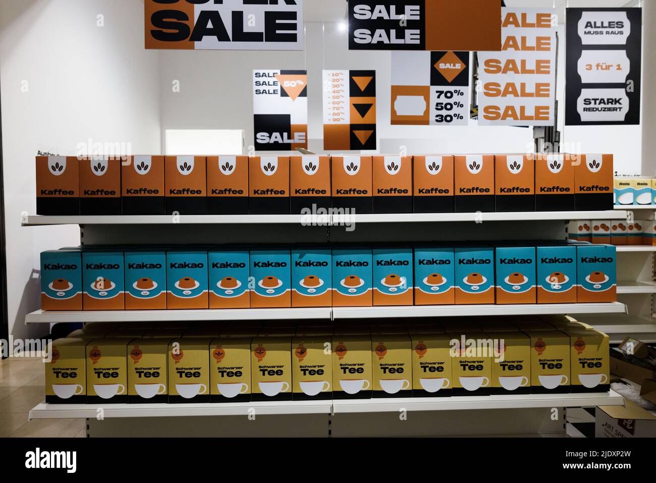 Freiburg im Breisgau, Allemagne. 23rd juin 2022. L'emballage vide des biens coloniaux est à l'approche de l'ouverture de l'exposition à l'Augustinermuseum. Dans l'exposition "Freiburg et colonialisme: Hier? Aujourd'hui !', l'Augustinermuseum de Fribourg fera la lumière sur l'histoire coloniale, les connexions de ceux-ci à Fribourg et leurs effets à ce jour, à partir du 6/25/22. Credit: Philipp von Ditfurth/dpa/Alay Live News Banque D'Images