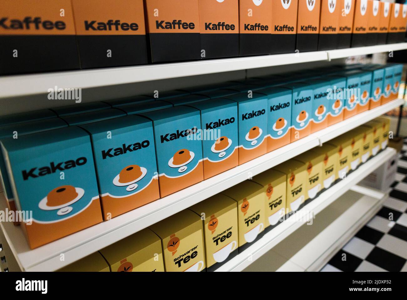 Freiburg im Breisgau, Allemagne. 23rd juin 2022. L'emballage vide des biens coloniaux est à l'approche de l'ouverture de l'exposition à l'Augustinermuseum. Dans l'exposition "Freiburg et colonialisme: Hier? Aujourd'hui !', l'Augustinermuseum de Fribourg fera la lumière sur l'histoire coloniale, les connexions de ceux-ci à Fribourg et leurs effets à ce jour, à partir du 6/25/22. Credit: Philipp von Ditfurth/dpa/Alay Live News Banque D'Images