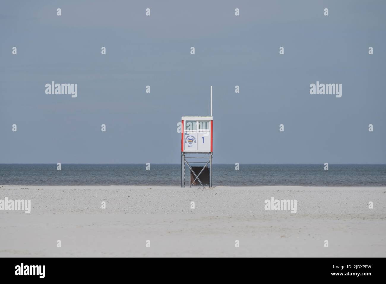 Allemagne, Basse-Saxe, Juist, refuge Lifeguard sur une plage vide avec ligne d'horizon claire au-dessus de la mer du Nord en arrière-plan Banque D'Images