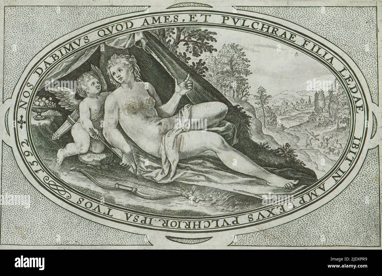 Vénus, dieux et déesses impliquées dans le jugement de Paris (titre de la série), Paysage avec Vénus et son compagnon Amor. Dans le cadre, un lettrage de bord en latin faisant référence au rôle joué par Vénus dans le jugement de Paris. Elle est l'une des trois déesses qui devaient juger Paris. Elle a promis de récompenser Paris avec l'amour de n'importe quelle femme qu'il avait choisie. Cet imprimé fait partie d'un album., imprimerie: Crispijn van de passe (I), Cologne, 1592 et/ou 1635 - 1660, papier, gravure, hauteur 94 mm × largeur 142 mm Banque D'Images