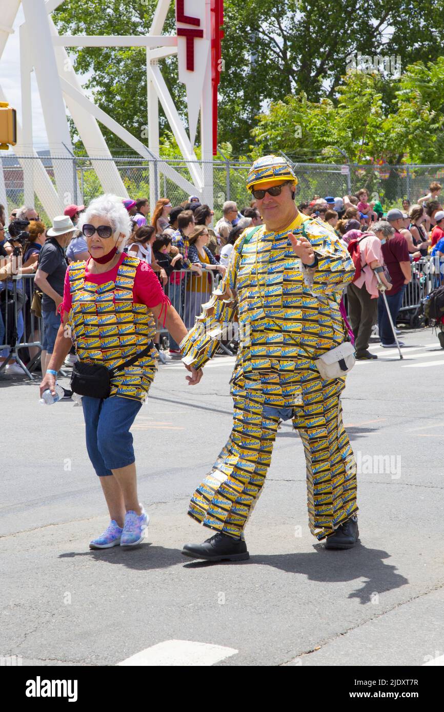 Après 2 ans d'un arrêt de Covid-19, les gens retournent à la Mermaid Parade annuelle, qui serait la plus grande parade artistique du pays, à Coney Island le long de Surf Avenue à Brooklyn, New York. Banque D'Images