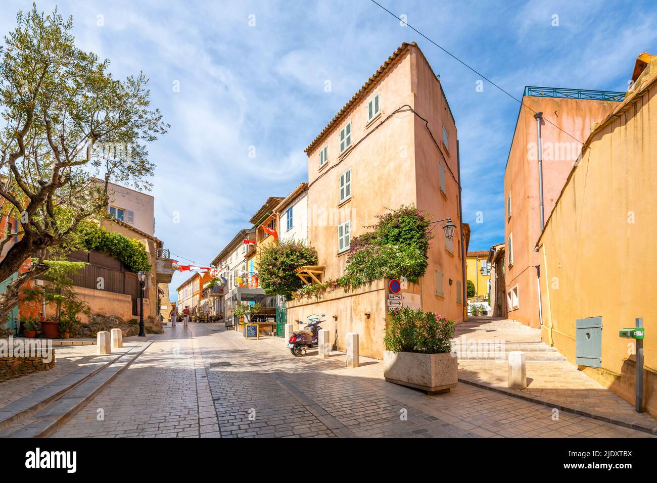 Des boutiques et des bâtiments colorés bordent les ruelles étroites et les rues vallonnées de la vieille ville de Saint-Tropez, en France. Banque D'Images