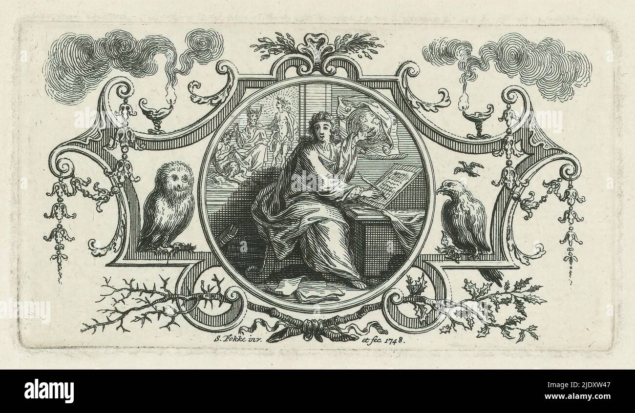 Écrivain en médaillon, médaillon représentant un homme d'écriture dans une guirlande classique. Derrière lui se trouve une image de Pan, du Roi Midas et d'Apollon. Le médaillon est encadré d'un cadre ornemental incorporant deux lampes à huile émettrices, un hibou et une colombe., imprimerie: Simon Fokke, (mentionné sur l'objet), après conception propre par: Simon Fokke, (mentionné sur l'objet), Amsterdam, 1748, papier, gravure, hauteur 54 mm × largeur 100 mm Banque D'Images