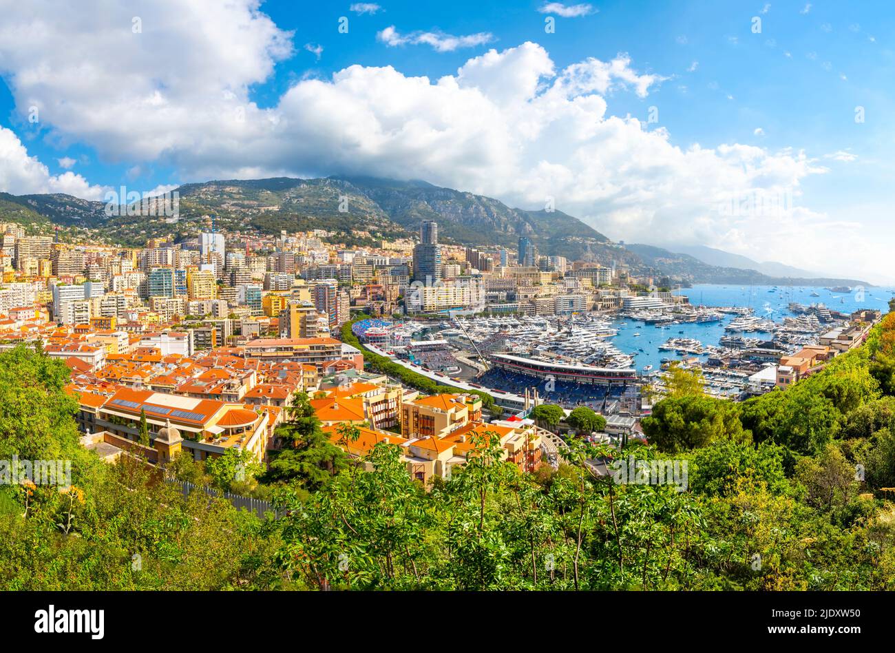 Vue sur le port animé, la ville, les montagnes et les tribunes remplies pendant le Grand Prix de Formule 1 de Monaco à Monte Carlo, Monaco. Banque D'Images