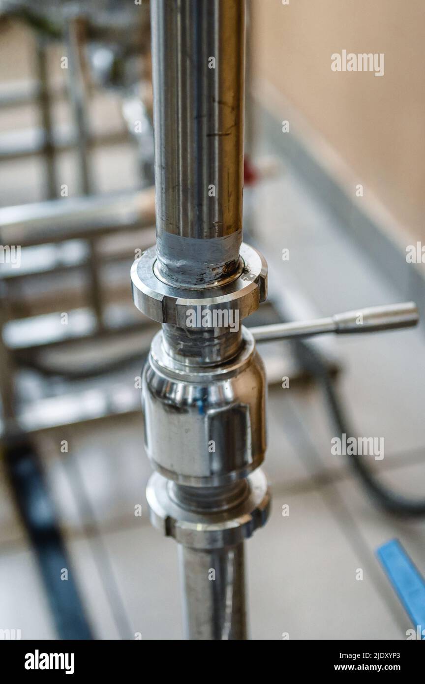 Canalisations minces avec leviers bleus ouverts et fermés à l'usine Banque D'Images