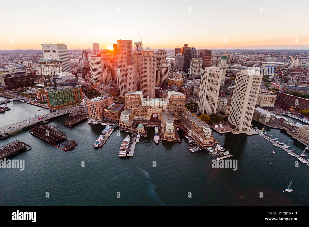 Coucher de soleil aérien sur le front de mer d'East Boston Banque D'Images