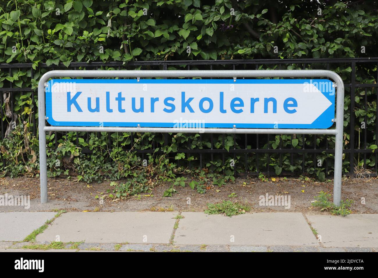 Signpost avec la direction des écoles culturelles writtenn dans la langue danoise. Banque D'Images