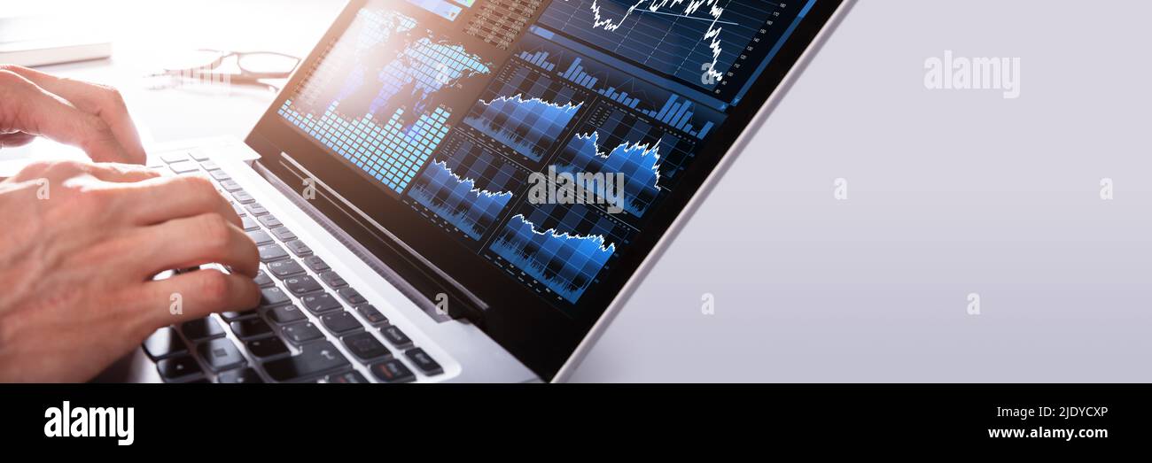 Close-up of a Businessman's Hand l'analyse graphique sur l'ordinateur portable Banque D'Images