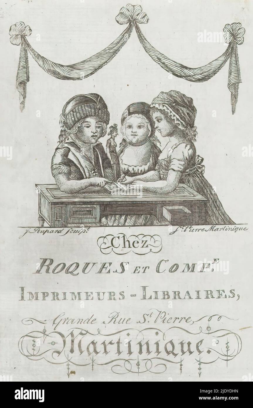 Carte de visite de l'imprimerie et de la librairie Roques and Co. En Martinique, trois enfants à une table, l'un d'eux écrivant quelque chose dans un livret, l'autre tenant une poupée., imprimeur: James Poupard, (mentionné sur l'objet), Martinique, c. 1774 - c. 1793, papier, gravure, hauteur 127 mm × largeur 92 mm Banque D'Images