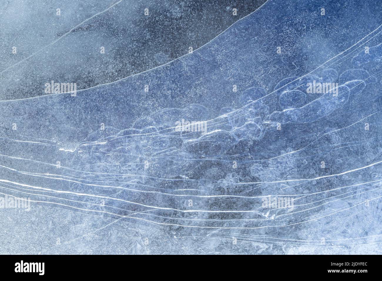 Macro gros plan de glace sur un lac gelé en hiver, vue d'en haut. Arrière-plan abstrait plein cadre texturé. Espace de copie, vue de dessus. Banque D'Images