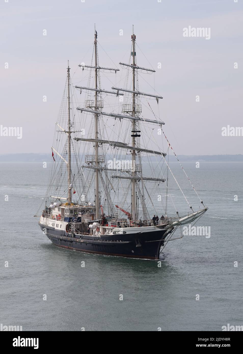 Les trois barques mausques TENACES s'approchent du port. Le bateau à voile est exploité par le Jubilee Sailing Trust Banque D'Images