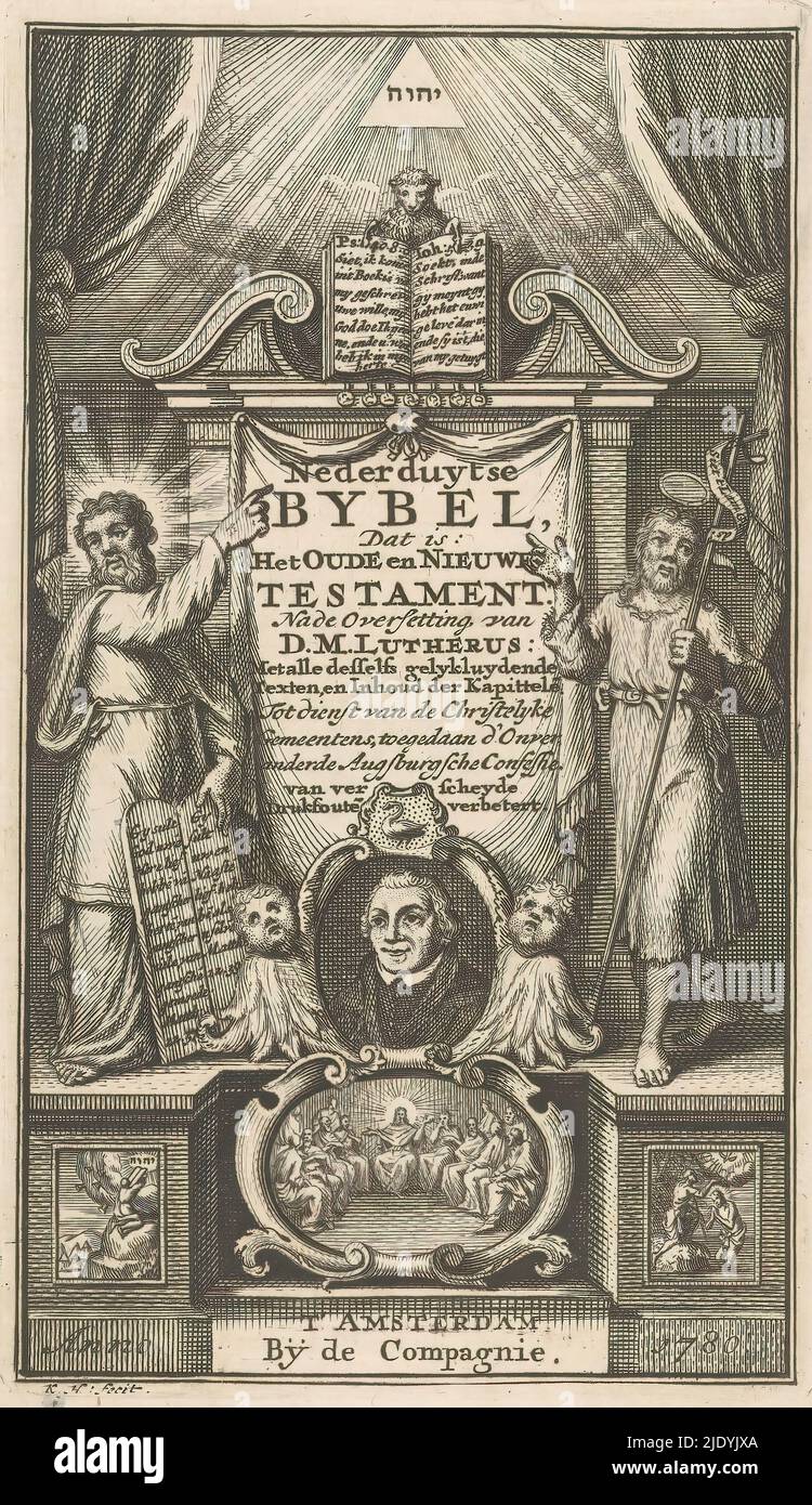 Moïse, Christ et portrait Martin Luther, Nederduytse bybel, c'est-à-dire: L'ancien et le Nouveau Testament (titre sur objet), page de titre pour: Maarten Luther et Adolf Visscher, Biblia, dat est: De hele H. Schrift, Behelzende All de Boeken des Ouden en Nieuwen Testaments, 1780, au milieu d'un portrait de Maarten Luther avec au-dessus du titre du livre. Moïse et Jean-Baptiste se tiennent de chaque côté. Au fond, trois scènes bibliques: Moïse recevant les tablettes de pierre, la Cène et le baptême du Christ par Jean-Baptiste. Au-dessus du titre l'Agneau de Dieu avec une Bible ouverte., Imprimeur: Inconnu, (ment Banque D'Images