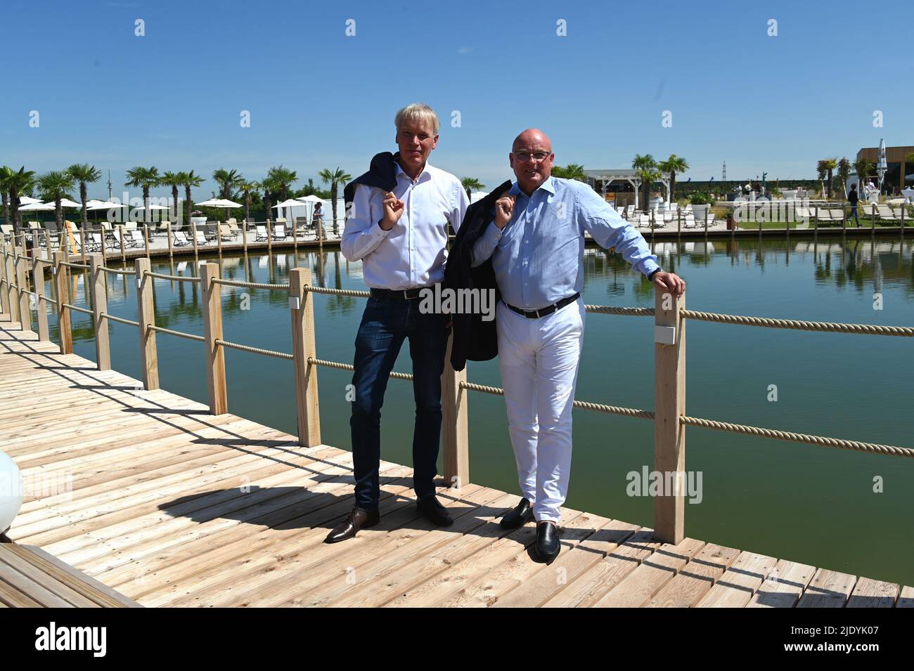 Euskirchen, Allemagne. 22nd juin 2022. Edelfried balle, Directeur général du Groupe d'entreprises Josef Wund et Uwe Barth, Directeur de Therme Euskirchen, au r, posent à l'ouverture du Club de Plage de Therme Euskirchen. Le Therme appartient à la Josef Wund Foundation gGmbH crédit: Horst Galuschka/dpa/Alay Live News Banque D'Images