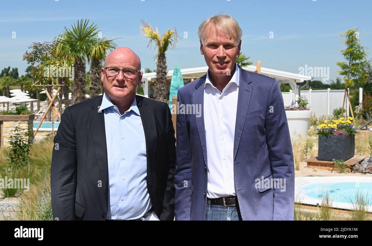 Euskirchen, Allemagne. 22nd juin 2022. Uwe Barth, responsable de Therme Euskirchen et Edelfried Bale, Directeur général du Groupe Josef Wund, à l-r, posent à l'ouverture du Club de Plage de Therme Euskirchen. Le Therme appartient à la Josef Wund Foundation gGmbH crédit: Horst Galuschka/dpa/Alay Live News Banque D'Images