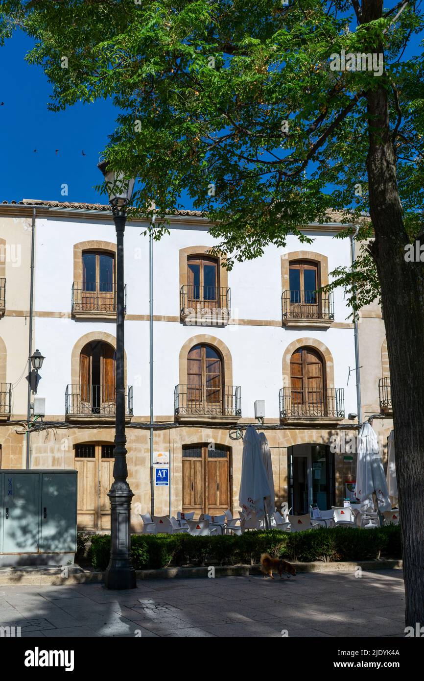 Úbeda, Jaén, Espagne. Apartamento 'sol de Mayo' sur la Plaza Primero de Mayo Banque D'Images