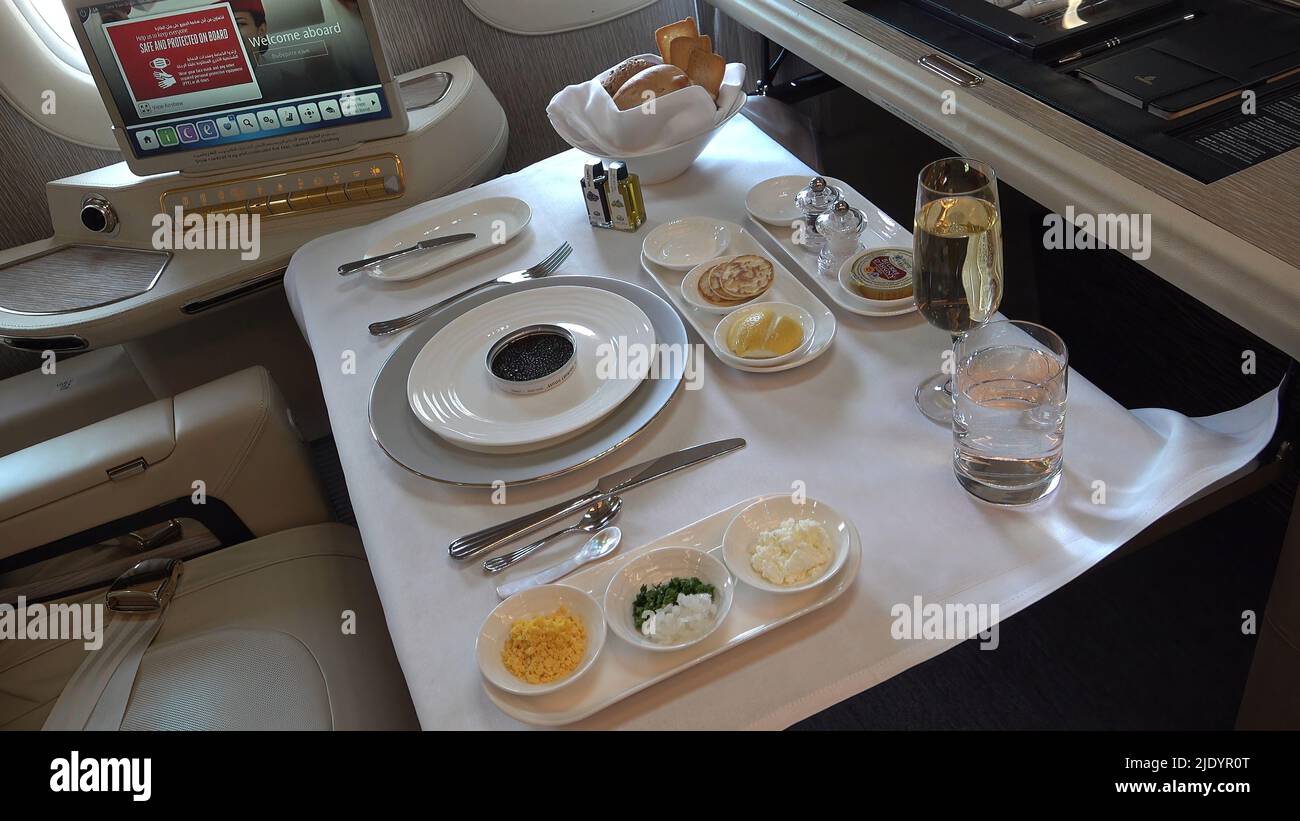 Caviar a servi dans la première classe de la compagnie aérienne phare Emirates de Dubaï à l'intérieur des Boeing 777-300ER Banque D'Images