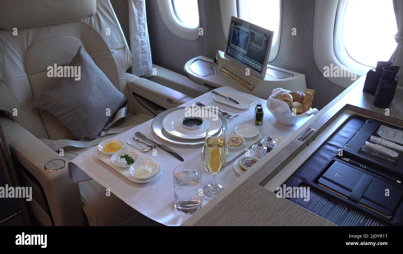 Un repas de première classe servi dans la première classe de la compagnie aérienne phare Emirates de Dubaï à l'intérieur d'un Boeing 777-300ER Banque D'Images