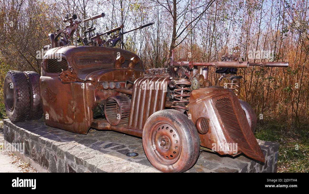 Kiev, Ukraine 26 octobre 2021: Studio de cinéma 'Victoria film', sculpture - une voiture du film 'Mad Max' fait en fer Banque D'Images